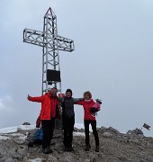 70 In vetta al Pizzo Arera (2512 m), ben imbacuccati !